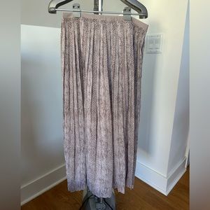 Banana republic 8 petite pleated maxi skirt in mauve snakeskin print NWT